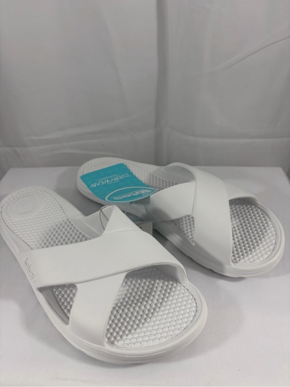 NWT totes Women’s Size 8 White Cross Strap Slide Sandals